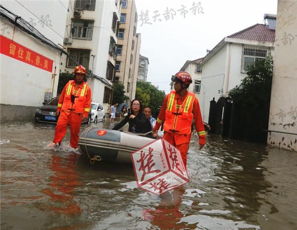 重庆抗洪一线，直播见证城市坚韧与希望